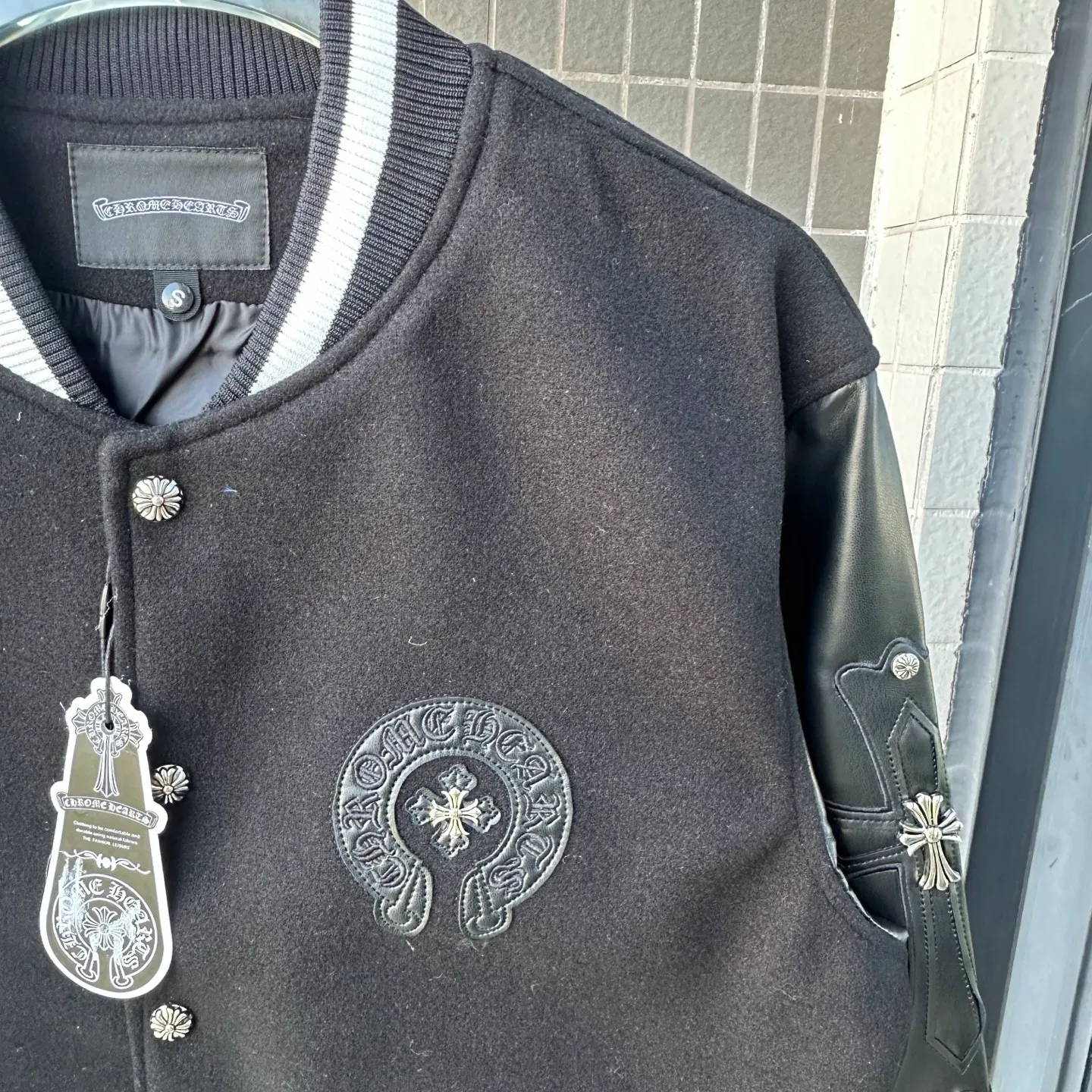 P370 Model No.: TT110 Chromehearts/Cro Heart Cross Embroidered Letters Leather Sleeves Spliced ​​Baseball Jacket Channel Boutique The most popular baseball jacket among fashionable men and fashionable women. There are versions at all levels in the market (you must compare the details). The most powerful quality control has been producing and researching baseball uniforms for 7 years. The details are exquisite. With it, you are the most beautiful boy in the world. The paint-coated full-face four-button buckle (button with LOGO), the average weight of the fabric is nearly 900 grams, and it is made of wool + eyeliner blended, custom-woven and dyed wool with high color fastness. The lining is made of silky and delicate cupro fiber! The texture is thick, the color is more uniform and beautiful, and the sharp edges and corners are full of three-dimensionality, showing laziness, casualness, and youthful vitality! Color: Black Navy Size: S-XL